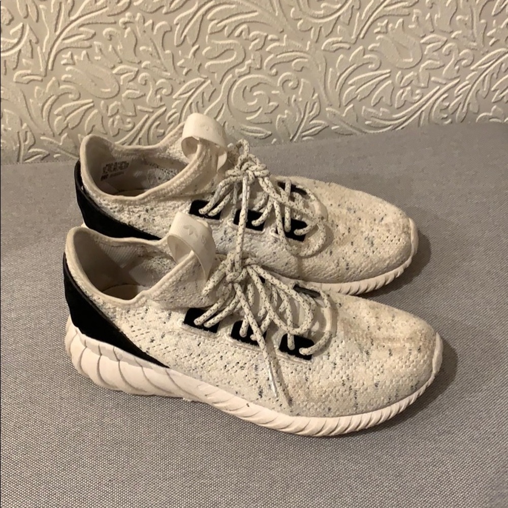 Boys adidas tubulars shoes size: 6